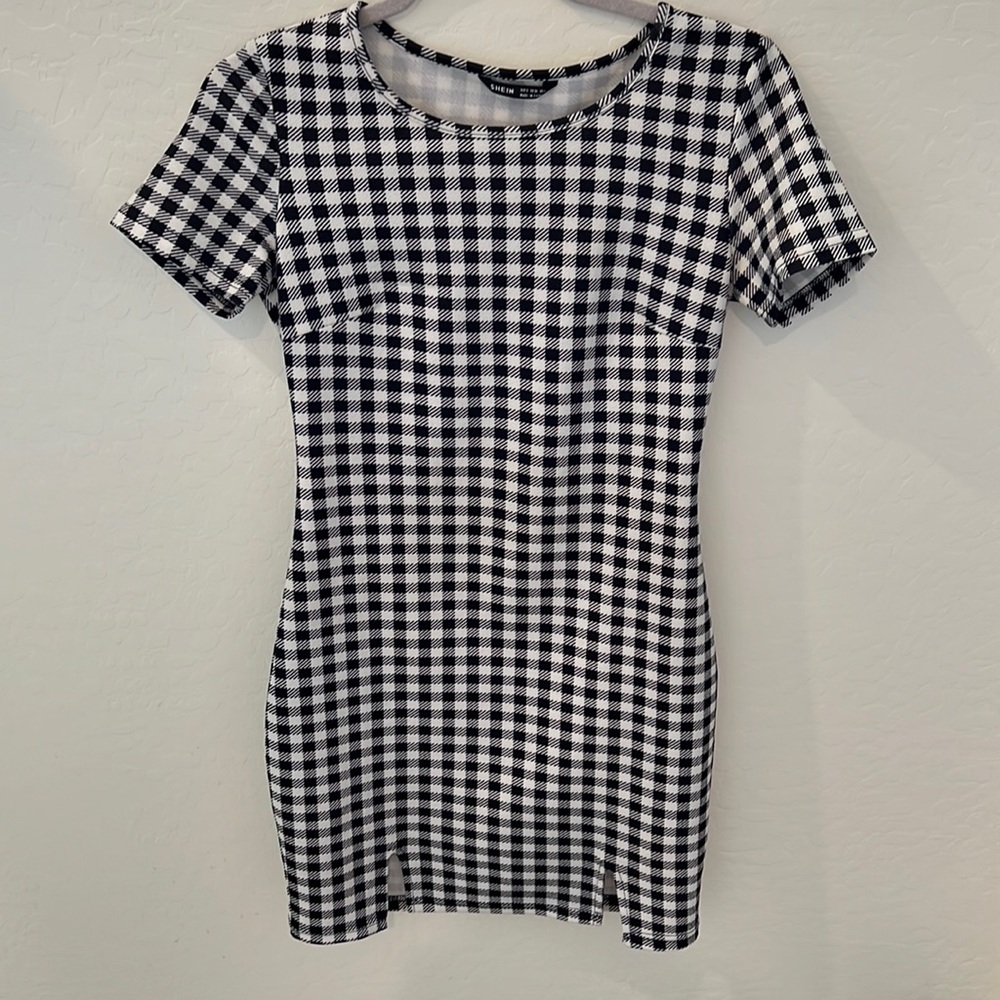 Shein black and white mini body fitting dress. Stretchy and comfortable!